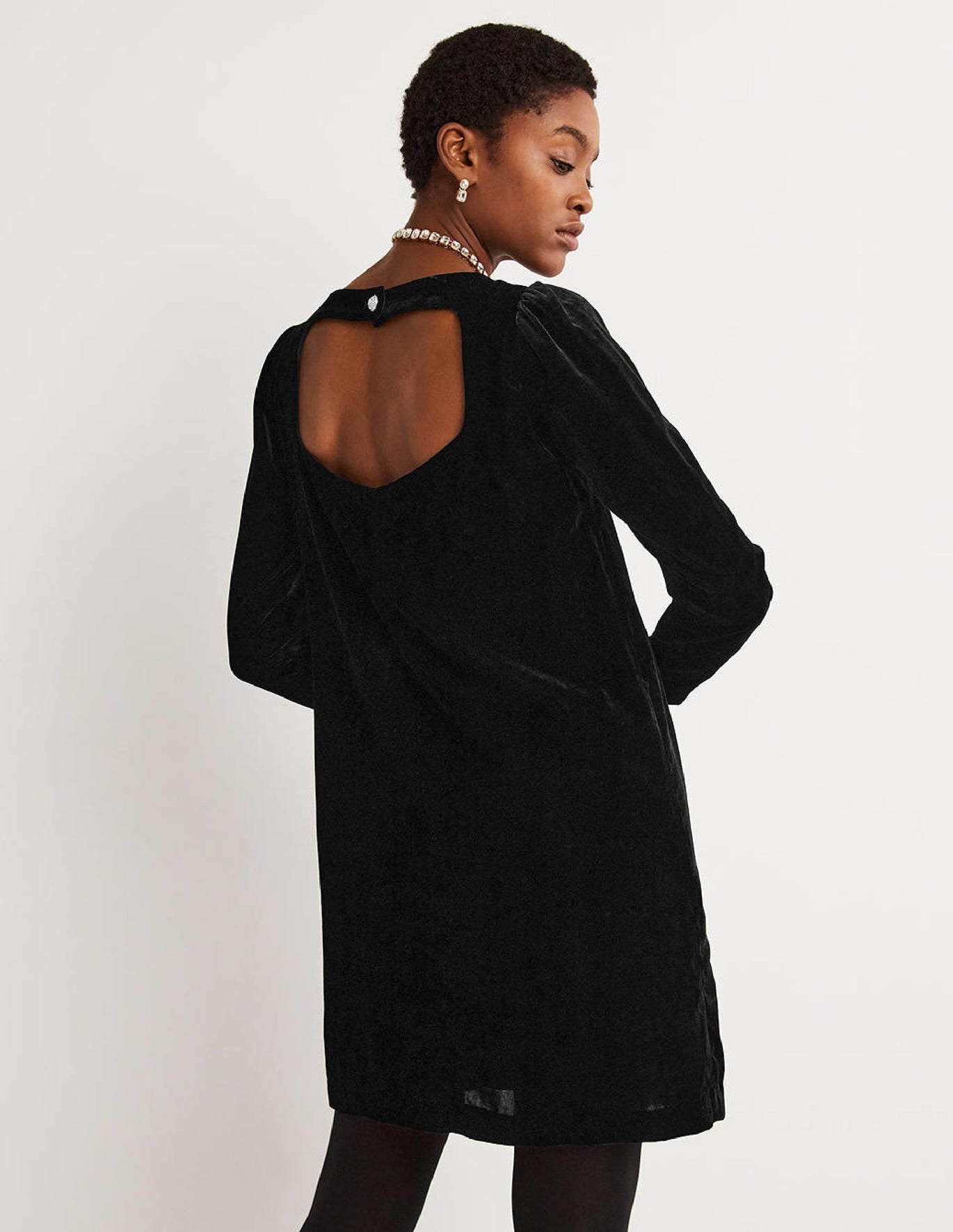black-velvet-open-back-mini-dress